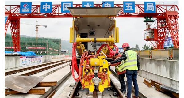 焊接故事| 成都地鐵18號(hào)線(xiàn)基建工程難度大，K922設(shè)備“保駕護(hù)航”